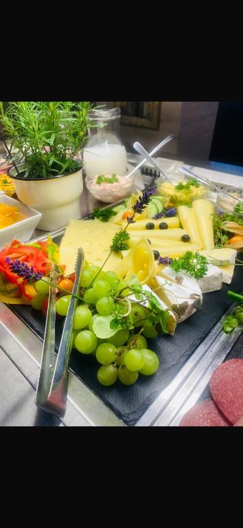 Käseplatte am Frühstücksbuffet