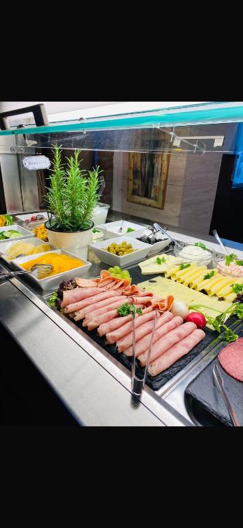 Reichhaltiges Frühstücksbuffet mit Aufschnitt und Käse